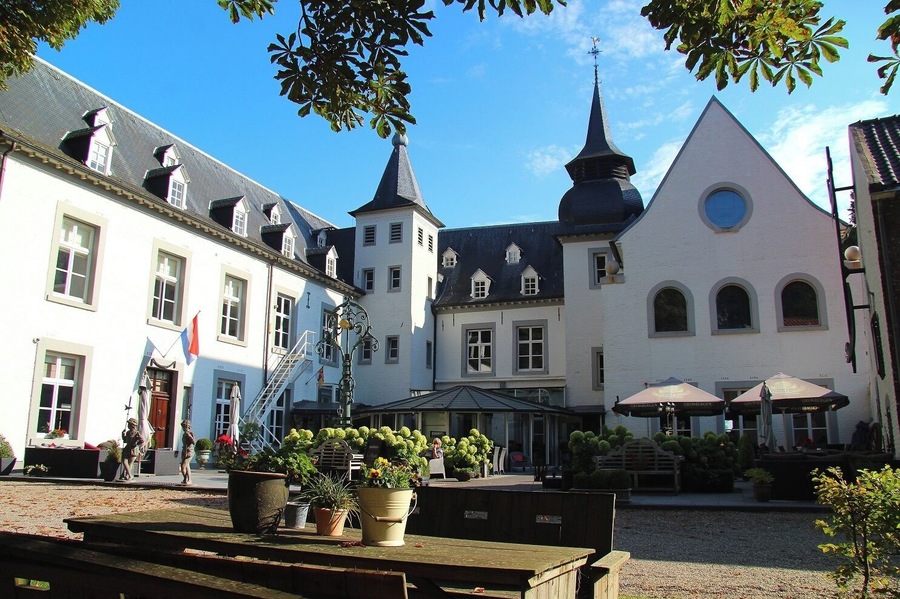 Hampshire Hotel - Kasteel Doenrade ★★★★ Nice and quiet Castle in the middle of a beautiful Natural environment with hills who are loved by cyclists or hikers. Build 1117 The oldest Castle of South Limburg