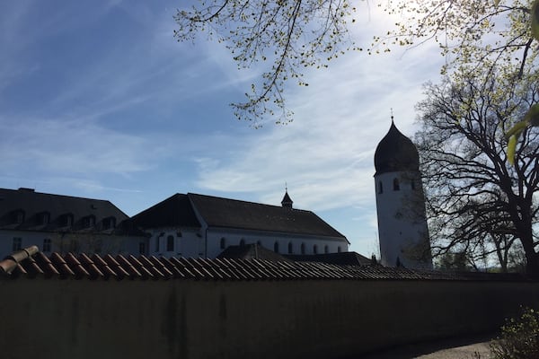 Un bâtiment historique doté d’une tour et d’un mur.