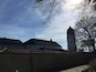 En historisk bygning med et tårn og en mur.