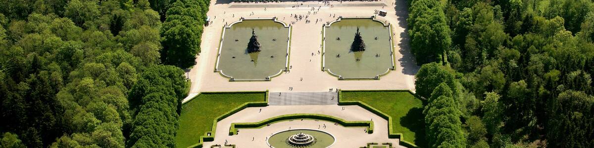 Herrenchiemsee New Palace which includes landscape views, heritage architecture and a park