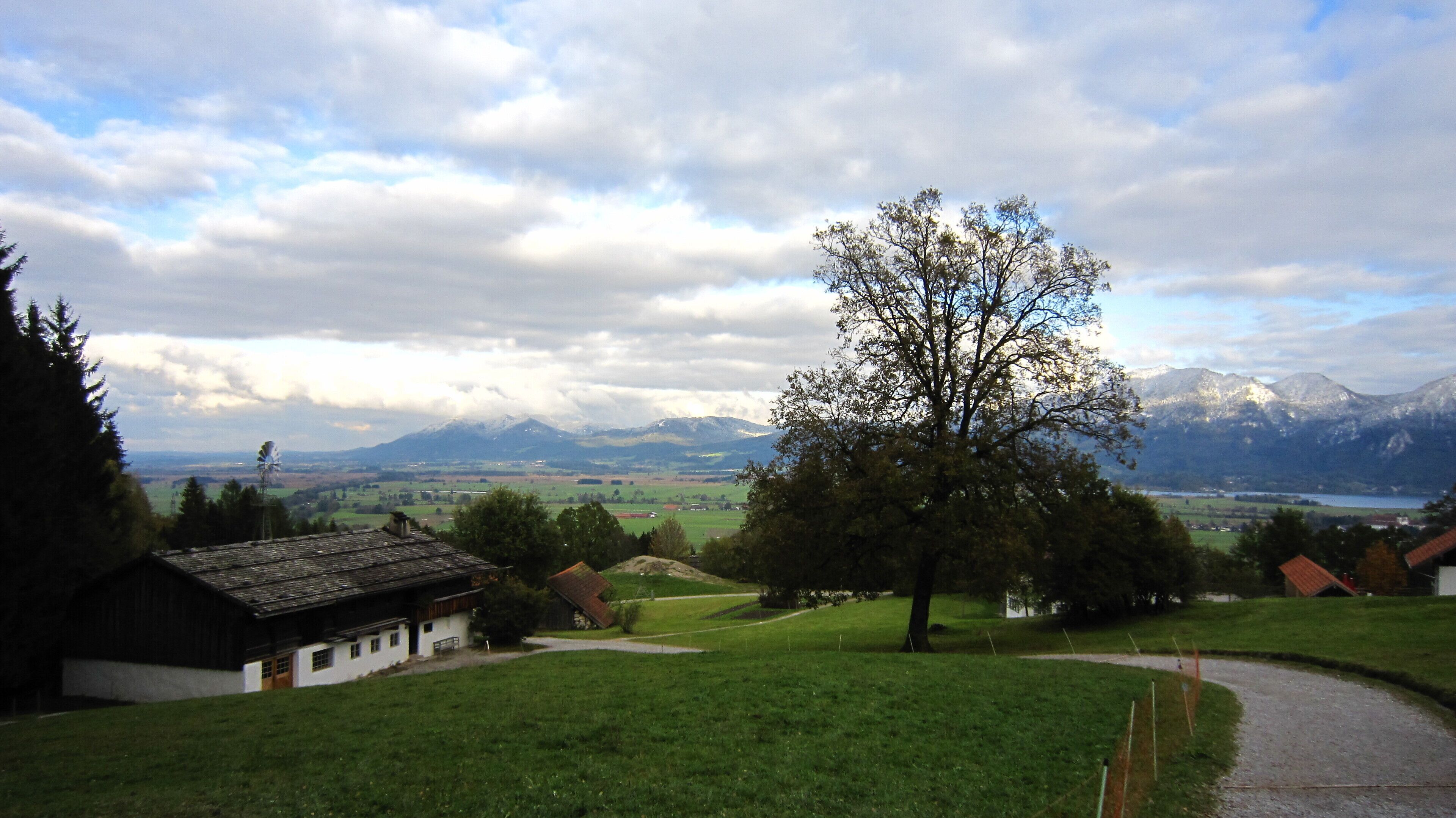 Freilichtmuseum Glentleiten Nr. 64: Wohnhaus eines Vierseithofes aus Heretsham, Hausname „Mörner“, erbaut um 1597, umgebaut 1796; mit Blick ins Loisachtal