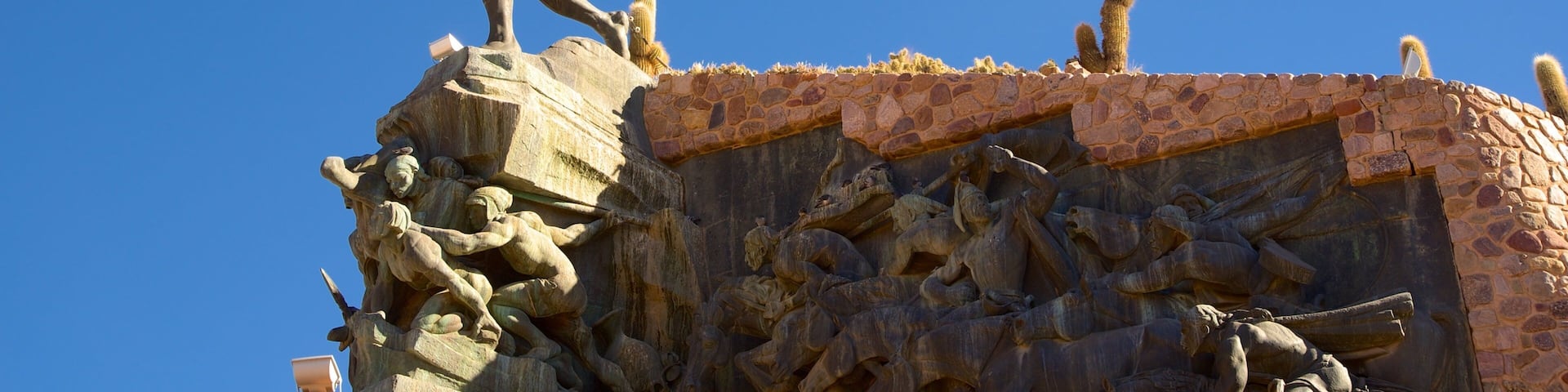 Humahuaca which includes heritage architecture and a statue or sculpture