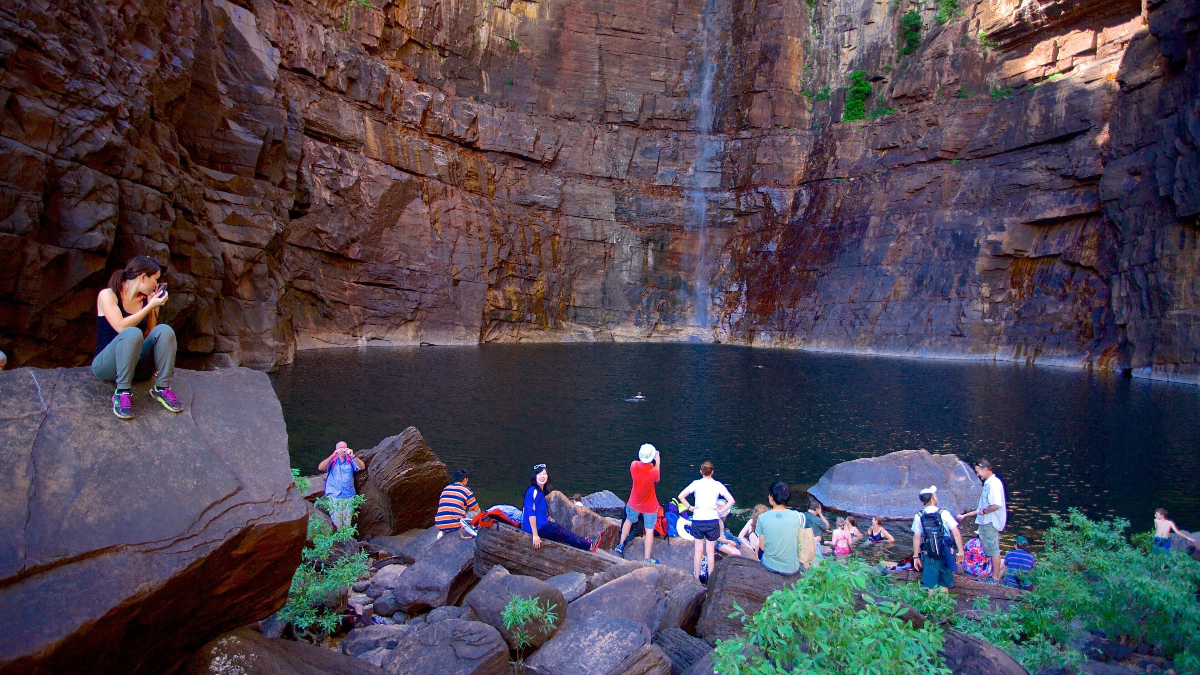 Jim Jim Falls toont een kloof of ravijn en ook een grote groep mensen