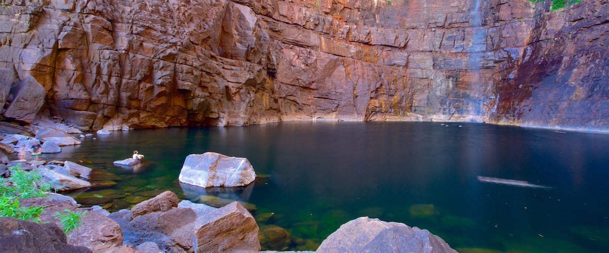 Jim Jim Falls mostrando um desfiladeiro ou canyon