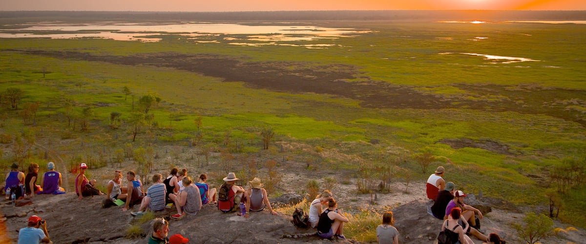 Ubirr featuring auringonlasku sekÀ suuri ryhmÀ ihmisiÀ