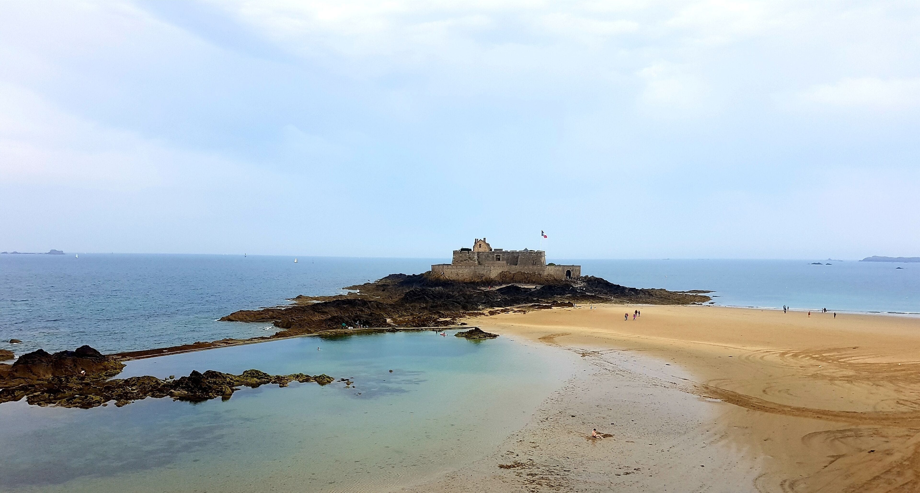 Beautiful beach , great man made pool and lovely rock pools. Def worth a visit