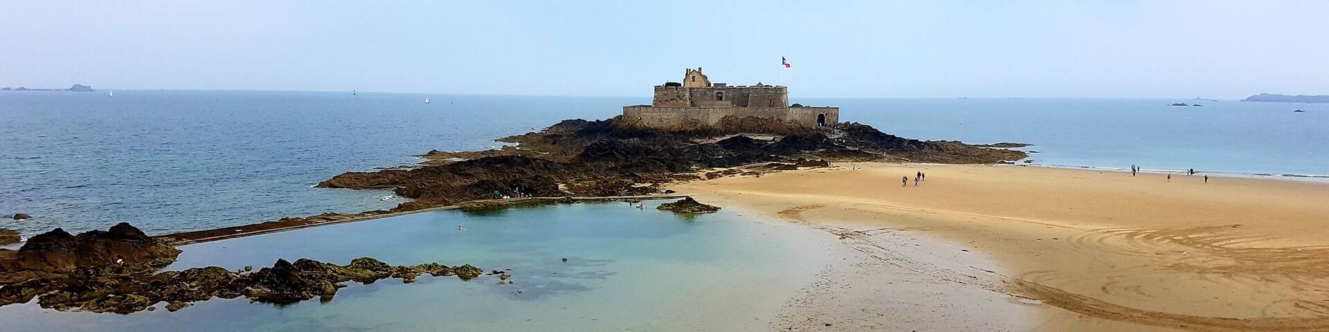 Beautiful beach , great man made pool and lovely rock pools. Def worth a visit