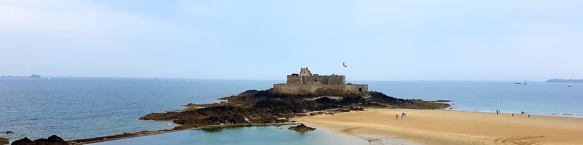 Beautiful beach , great man made pool and lovely rock pools. Def worth a visit