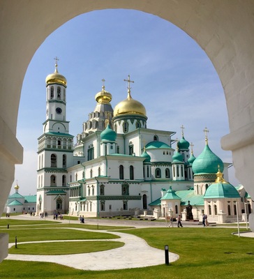The "New Jerusalem Monastery" was founded in 1656 and is located 1 hr by car West of Moscow city center. One major part of the architecture is an identical replica of the Cathedral of Sepulchre in Jerusalem including the small chapel beneath its dome, daily attracting hundreds of worshippers.
