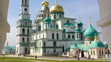 The "New Jerusalem Monastery" was founded in 1656 and is located 1 hr by car West of Moscow city center. One major part of the architecture is an identical replica of the Cathedral of Sepulchre in Jerusalem including the small chapel beneath its dome, daily attracting hundreds of worshippers.