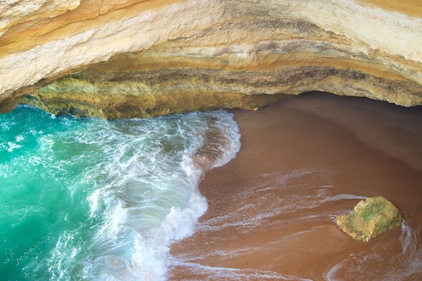Plage de Benagil mettant en vedette plage, vues littorales et côte escarpée