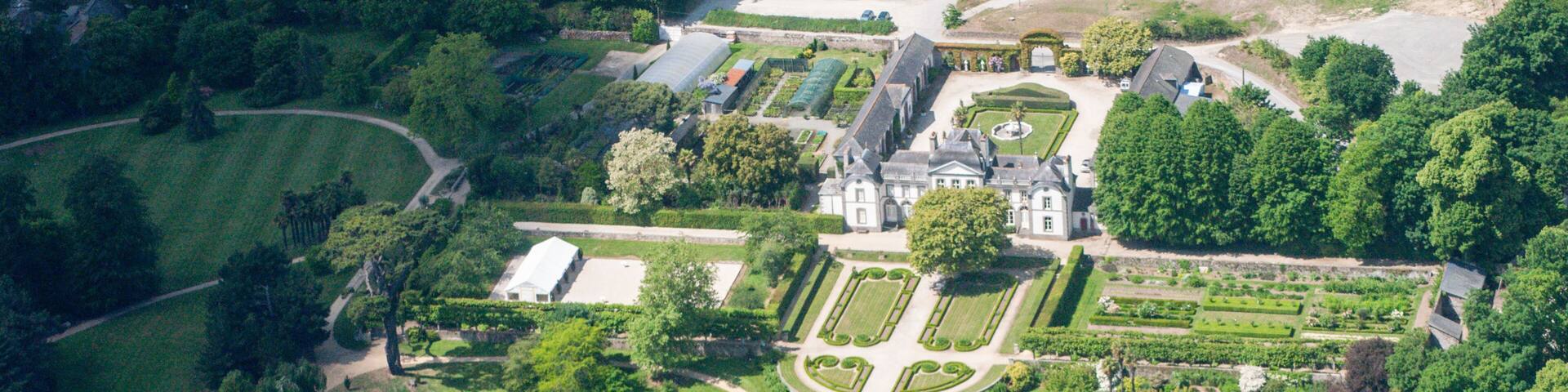 vue aérienne du château de Pleurtuit dans la vallée de la Rance en France