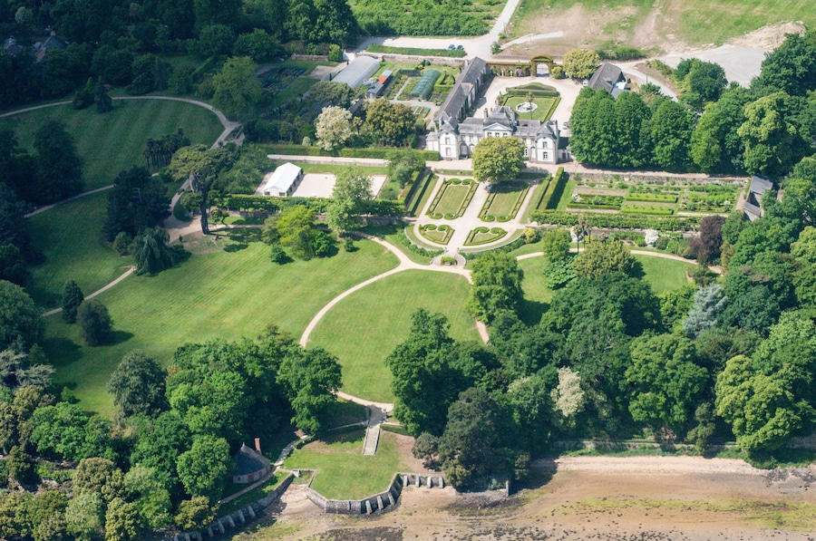 vue aérienne du château de Pleurtuit dans la vallée de la Rance en France