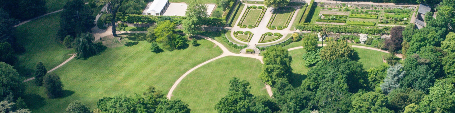 vue aérienne du château de Pleurtuit dans la vallée de la Rance en France