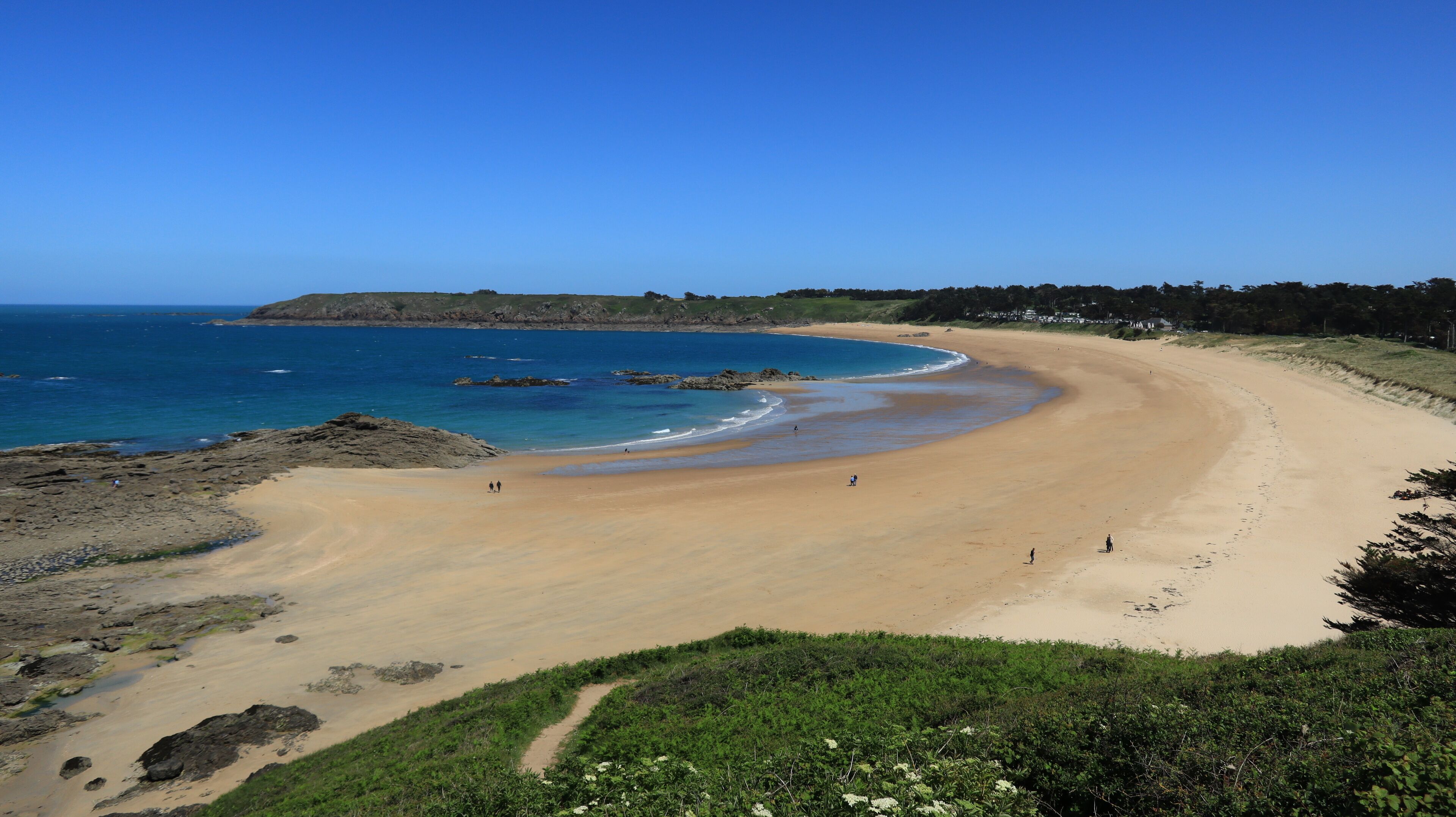 Panorama sur la plage des Chevrets et la pointe du Meinga, paysage de côte et de mer à la Guimorais, à Saint-Coulomb, en Bretagne (France)
