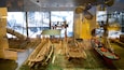 Una exhibición de museo con maquetas de barcos de madera y un gran modelo de barco.