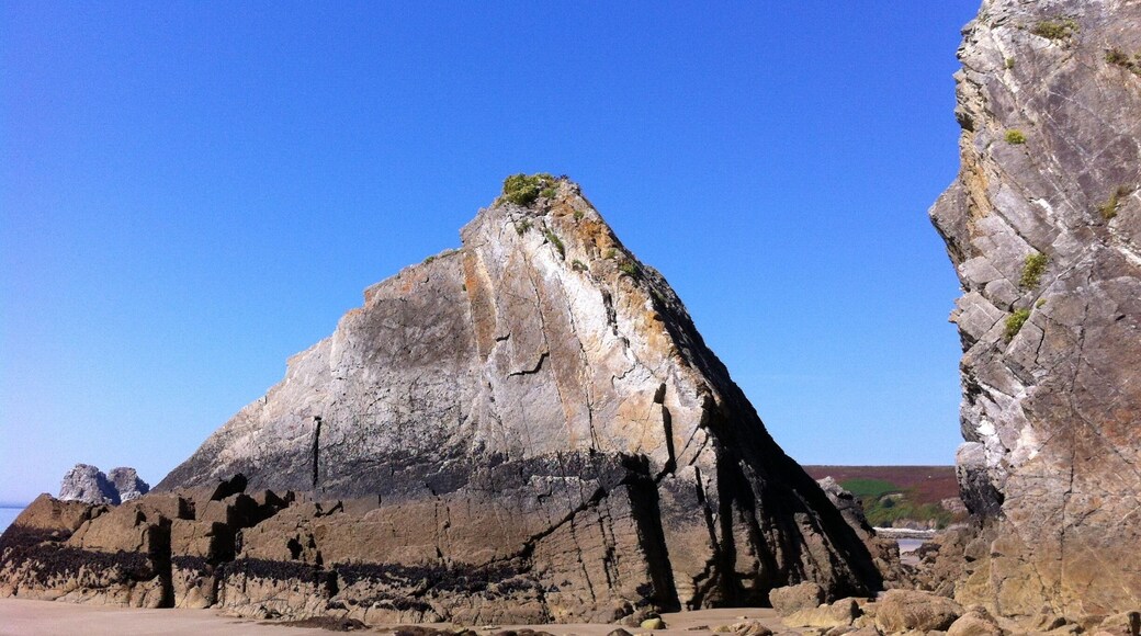 A beach for geology enthusiasts. Cool rock formations and fossils in the cliffs.