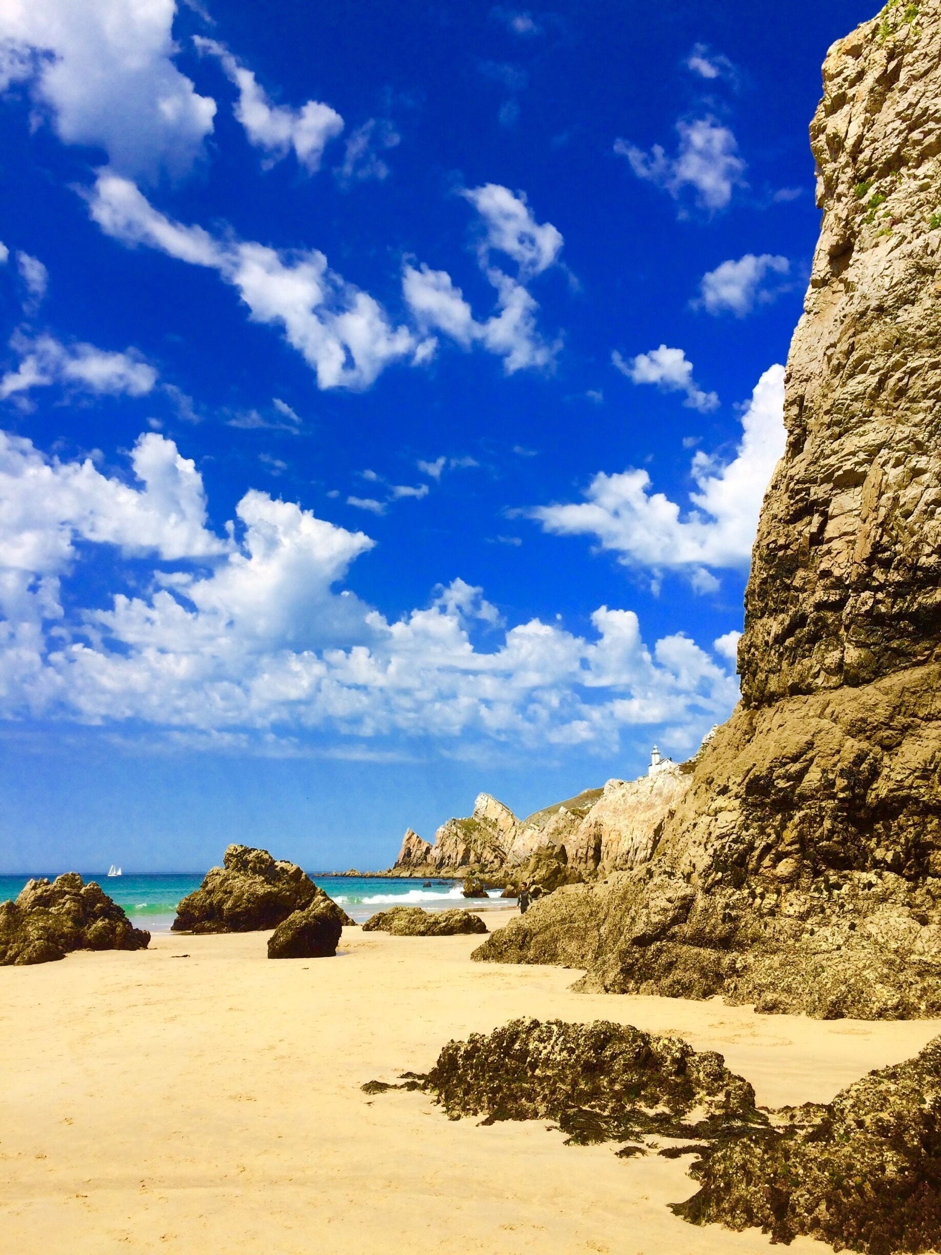 The caves are only exposed for a short time at high tide - keep an eye on the rising water. 