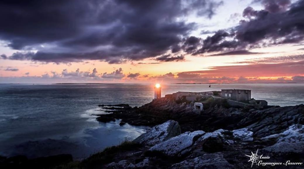 Après le coucher du soleil, le phare de Kermorvan veille sur le chenal du Four.