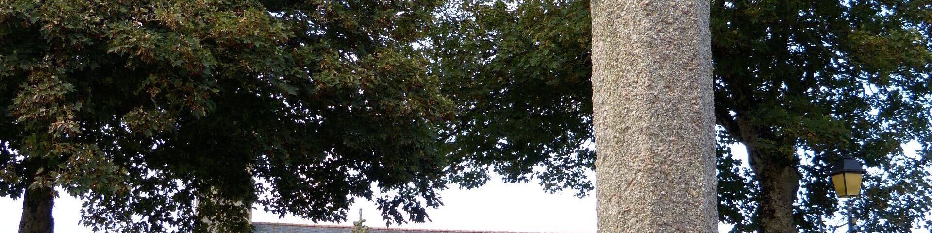 This building is indexed in the Base Mérimée, a database of architectural heritage maintained by the French Ministry of Culture, under the reference PA00090063 .