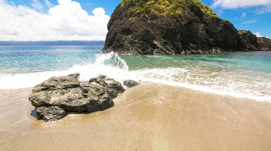 One of the many islands near the Caramoan peninsula, this is the smaller of the two isles of Catanaguan and makes a nice stop for island hopping when in Caramoan.