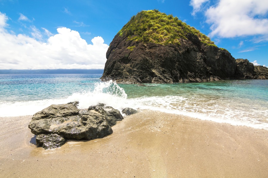 One of the many islands near the Caramoan peninsula, this is the smaller of the two isles of Catanaguan and makes a nice stop for island hopping when in Caramoan.