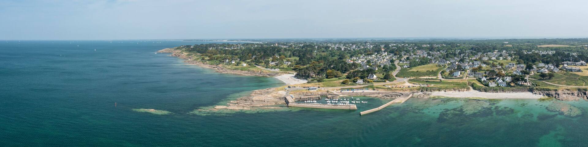 The panorama of the beach of Port aux Moines in Saint-Gildas-de-Rhuys in Europe, France, Brittany, Morbihan, Saint Gildas de Rhuys, in summer, on a sunny day.