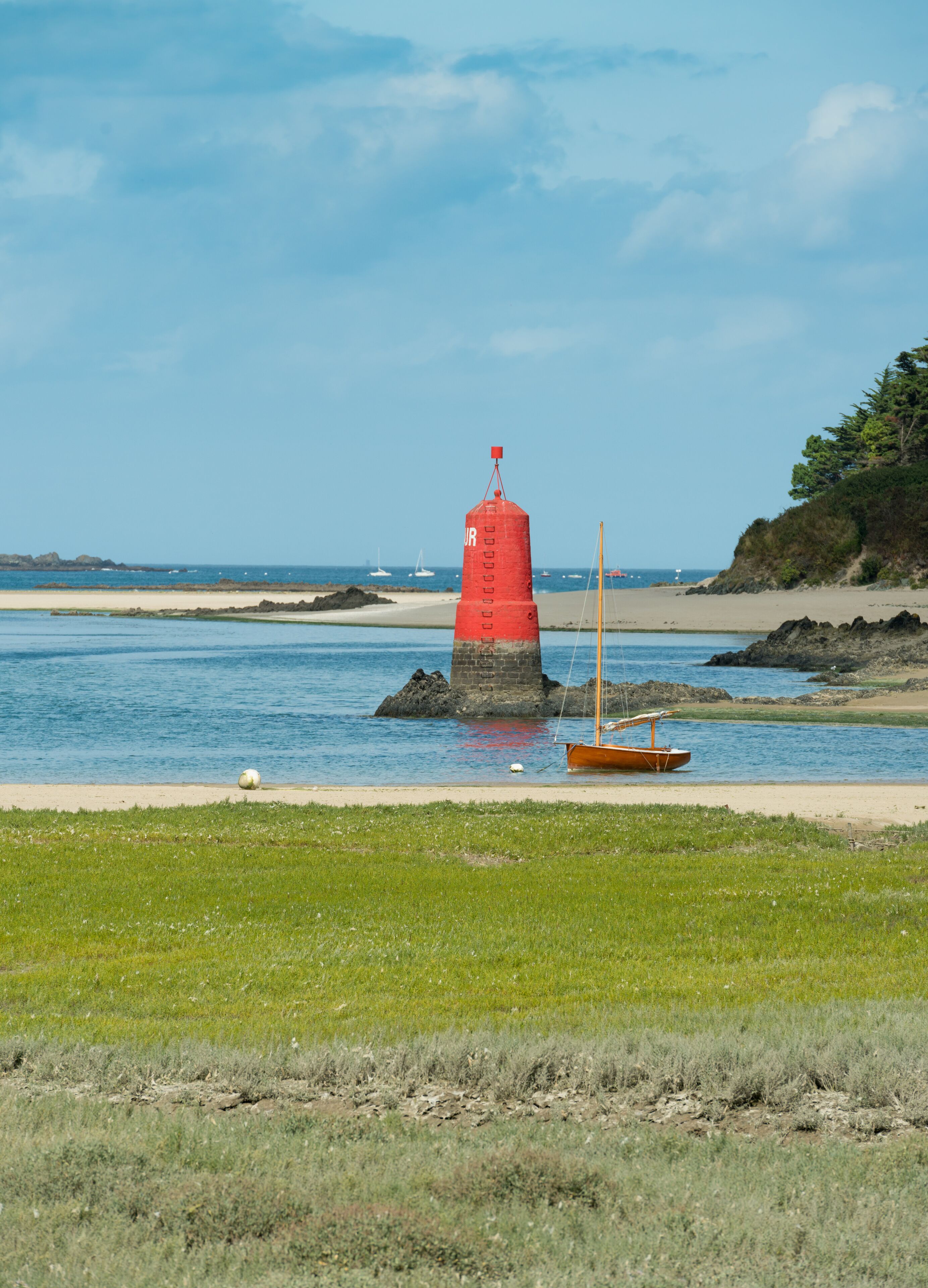 Segelboot und Leuchtturm an der Mündung des Flusses Douron, Plestin-les-Greves, Bretagne, Frankreich