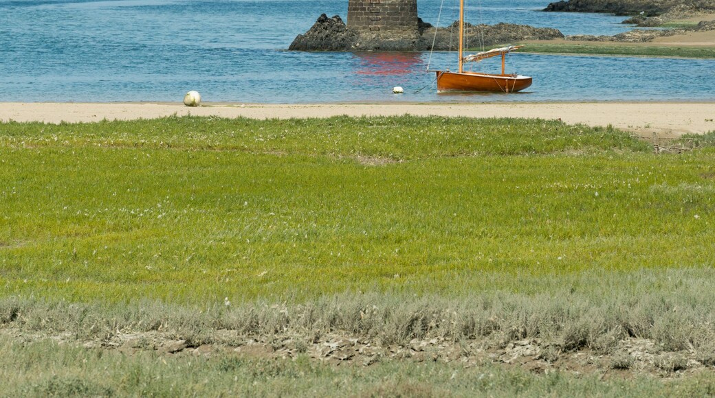 Segelboot und Leuchtturm an der Mündung des Flusses Douron, Plestin-les-Greves, Bretagne, Frankreich
