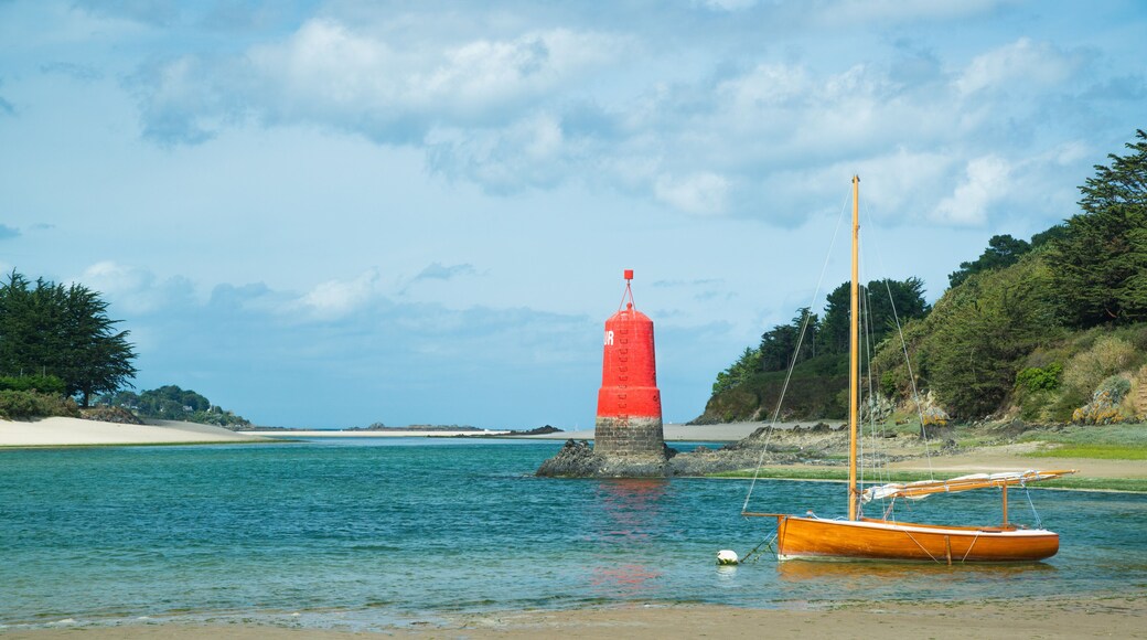 Segelboot und Leuchtturm an der Mündung des Flusses Douron, Plestin-les-Greves, Bretagne, Frankreich