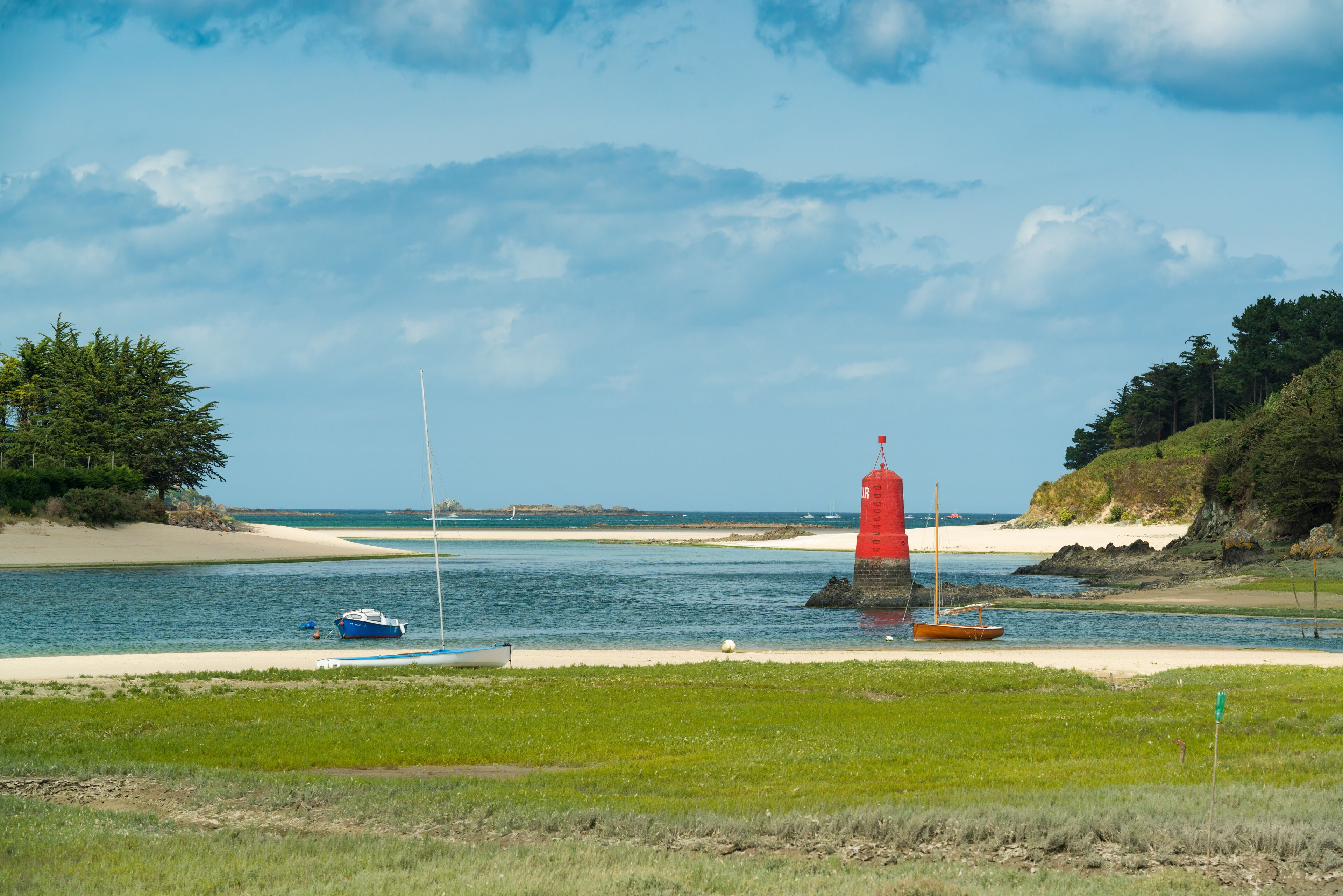 Segelboot und Leuchtturm an der Mündung des Flusses Douron, Plestin-les-Greves, Bretagne 