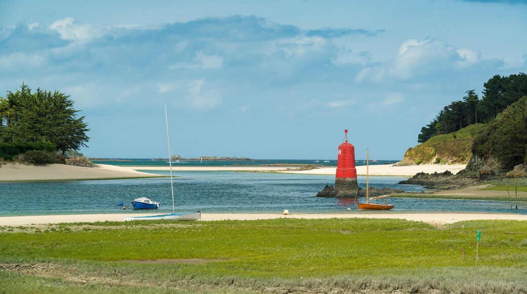 Segelboot und Leuchtturm an der Mündung des Flusses Douron, Plestin-les-Greves, Bretagne
