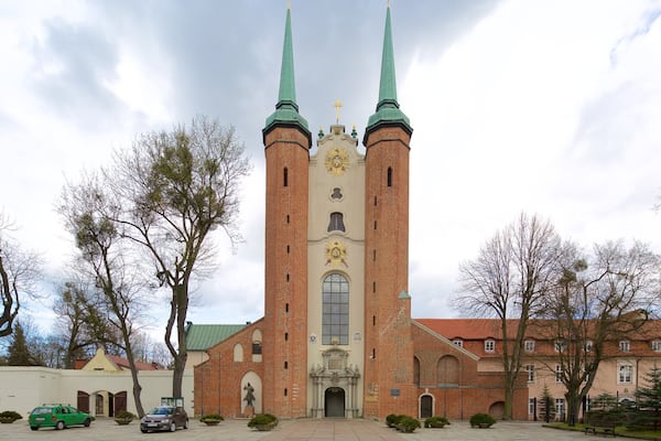En kirke med to høje tårne og et centralt tårn med et ur.