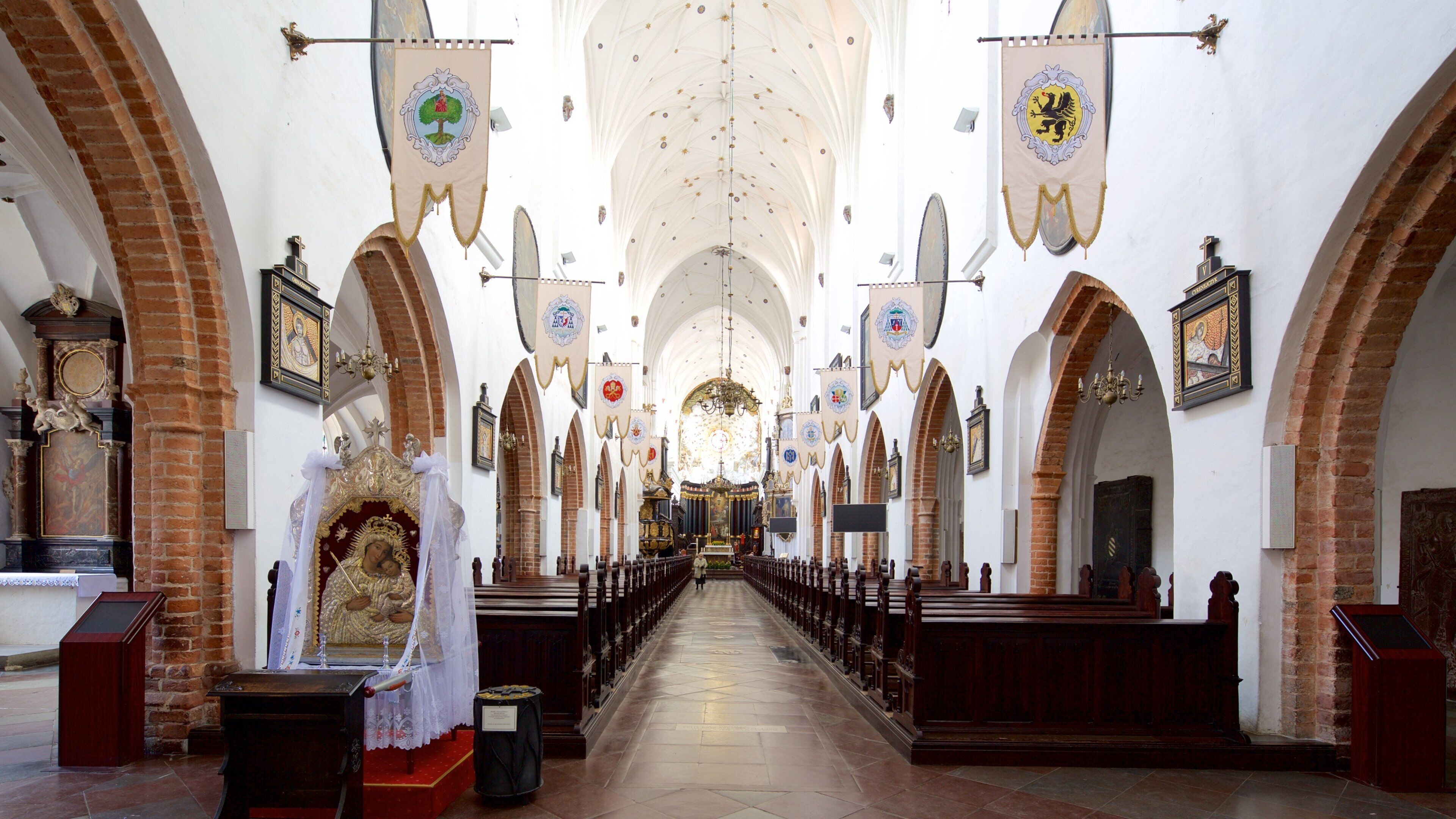 Oliwa Cathedral showing heritage elements, interior views and a church or cathedral