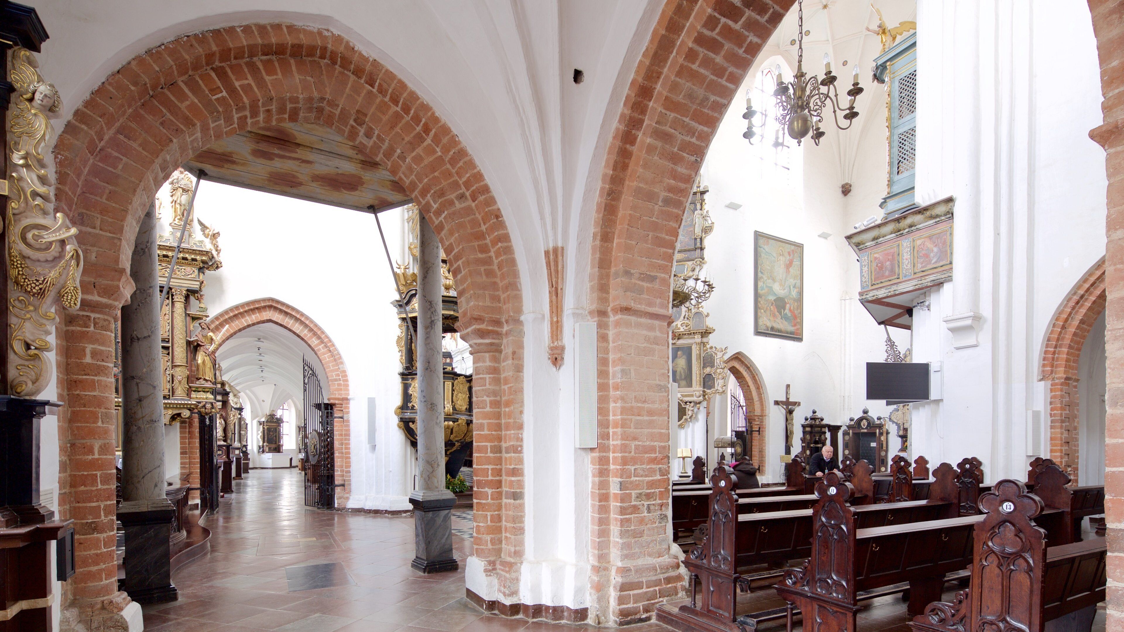 Catedral de Oliwa mostrando uma igreja ou catedral e vistas internas
