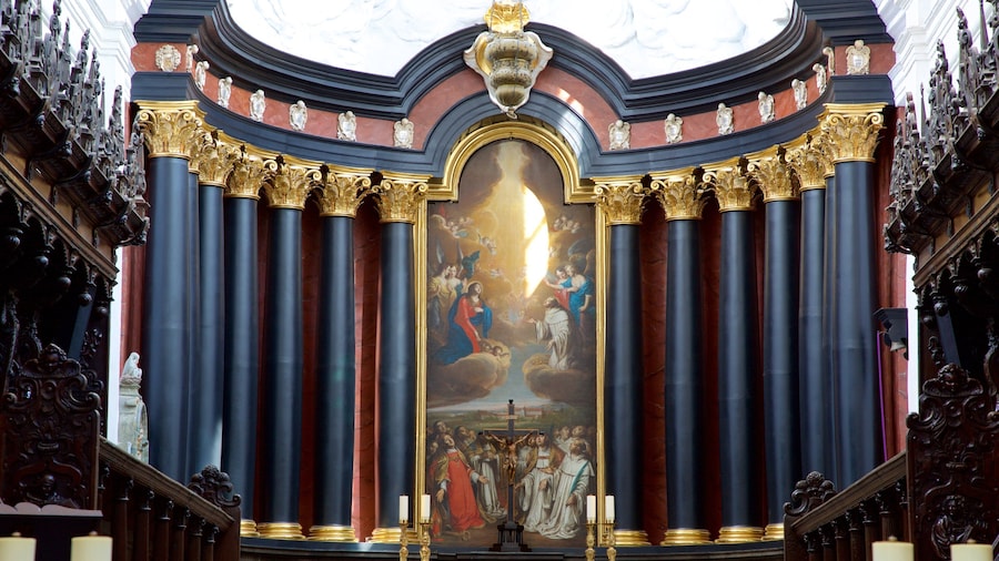 Catedral de Oliwa ofreciendo vistas de interior, una iglesia o catedral y arte