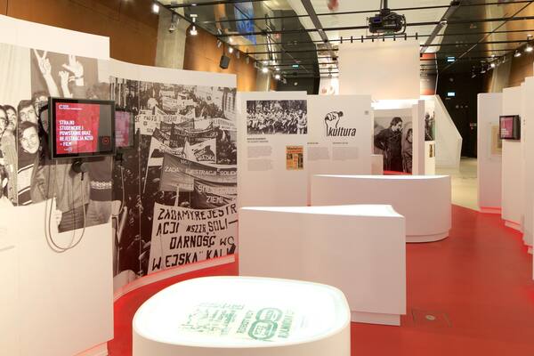 Europäisches Zentrum der Solidarność welches beinhaltet Innenansichten