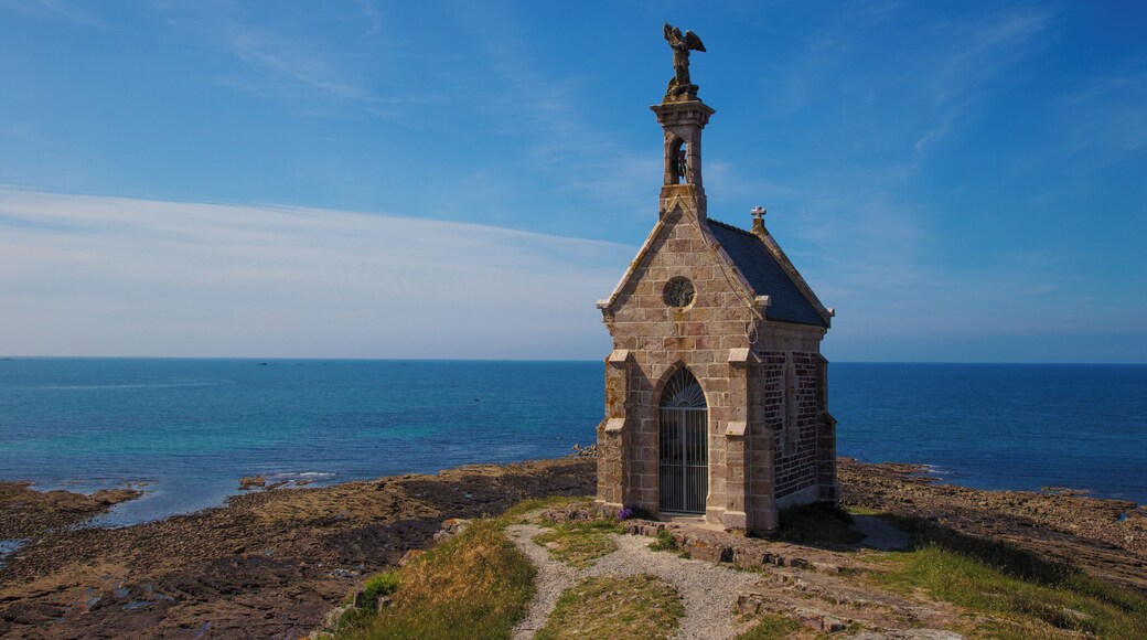 In 2002-2003 the chapel was renovated by a team of volunteers, held in association "The Friends of the Saint-Michel Chapel"