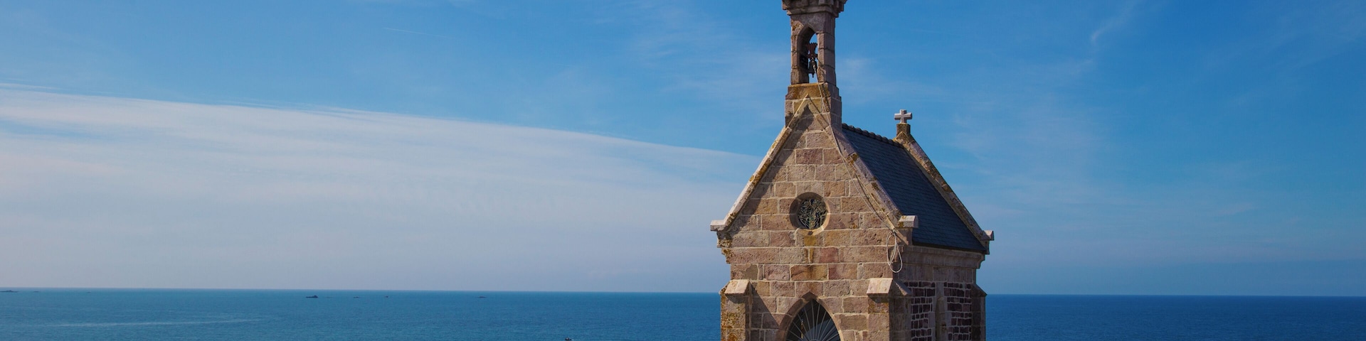 In 2002-2003 the chapel was renovated by a team of volunteers, held in association "The Friends of the Saint-Michel Chapel"
