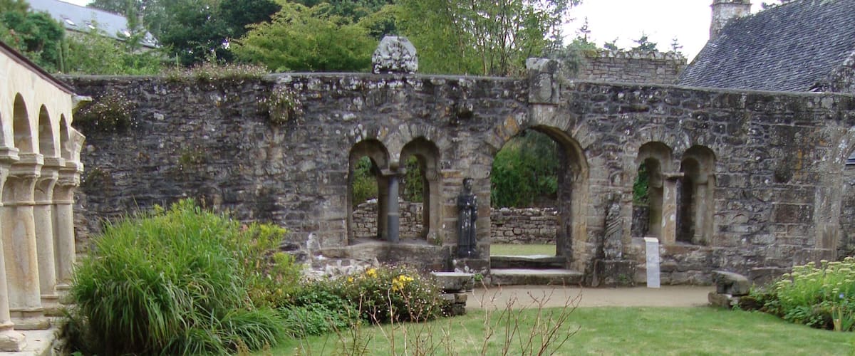 Cloître de l'abbaye de Daoulas (Finistère, France) en 2008.