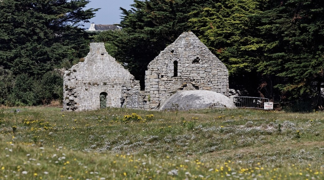 Vue des vestiges de la chapelle Sainte-Anne sur l'île de Batz.