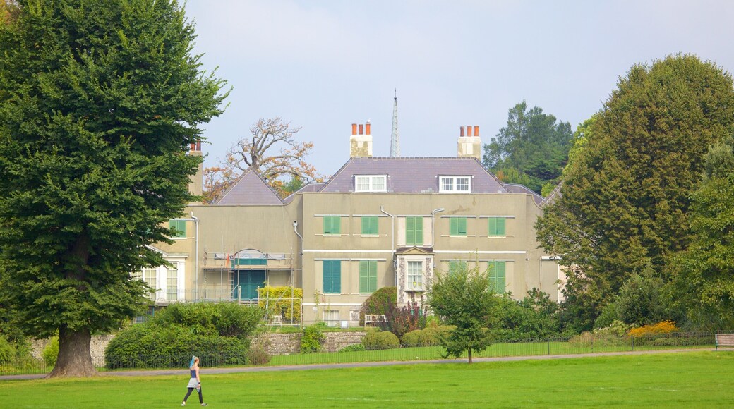 Preston Manor que incluye un jardín