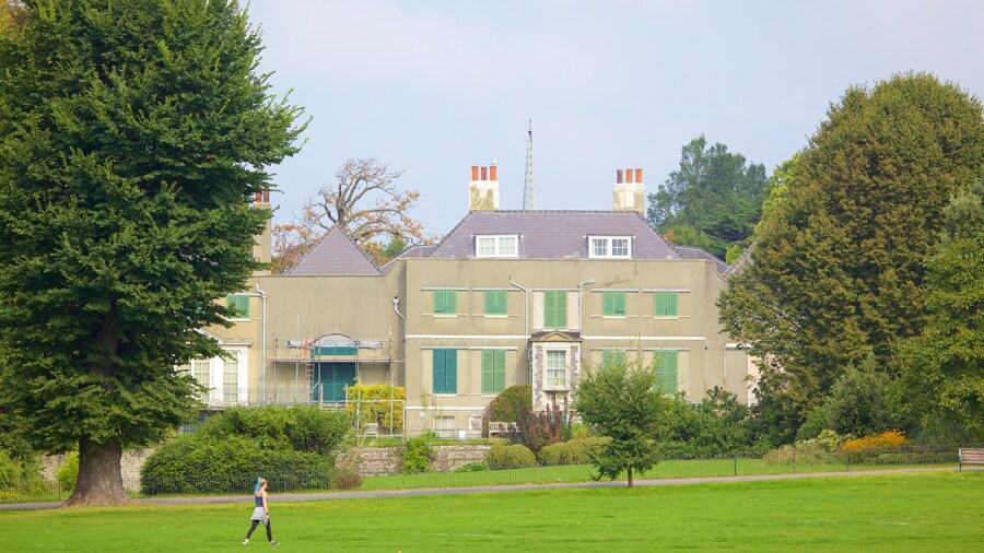 Preston Manor featuring a garden