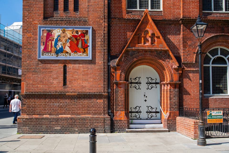 Un edificio de ladrillo rojo con una puerta blanca y un cartel que dice "Chapel Royal Brighton".