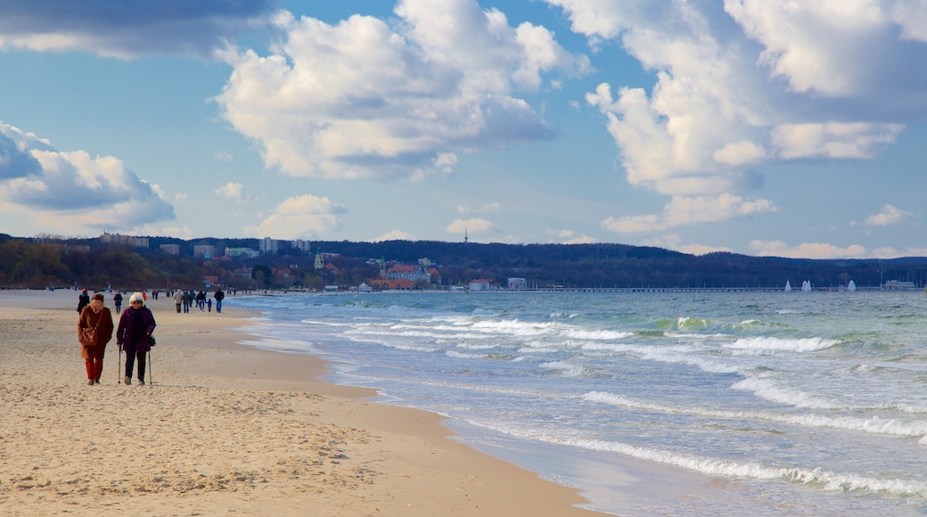 Jelitkowo-stranden som visar en sandstrand såväl som en liten grupp av människor