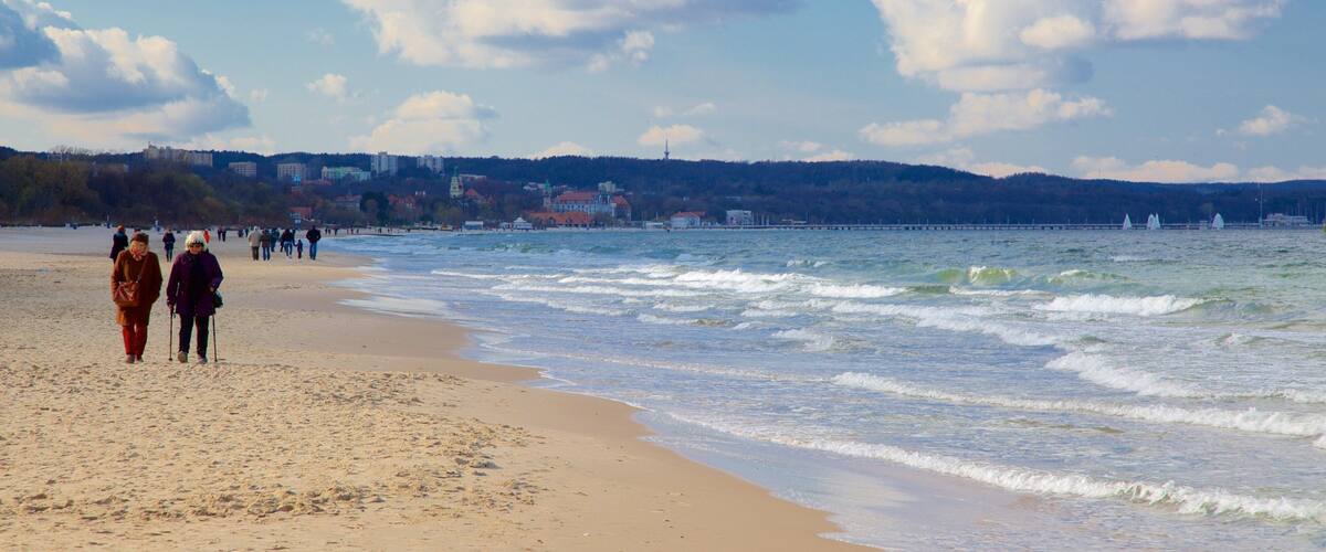 Jelitkowo strand som inkluderer strand i tillegg til en liten gruppe med mennesker