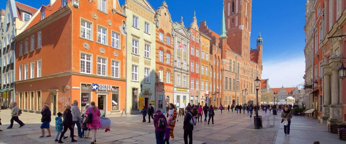 HĂŽtel de Ville de Gdansk qui includes quartier d\'affaires et scĂšnes de rue