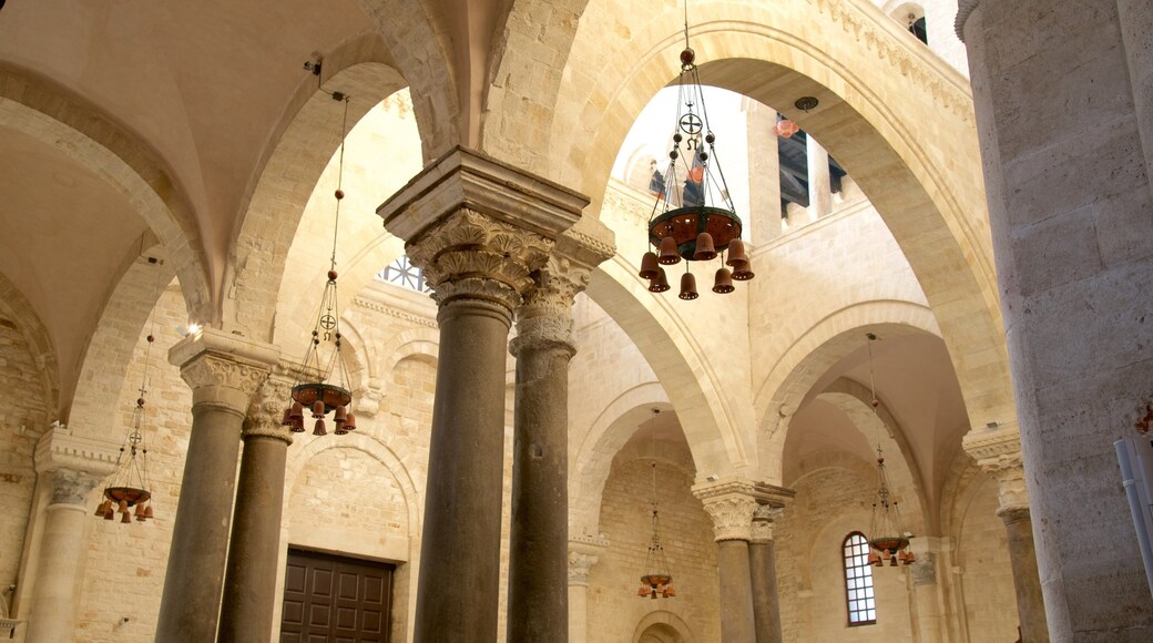 San Nicola basilika som inkluderar interiörer, historisk arkitektur och en kyrka eller katedral