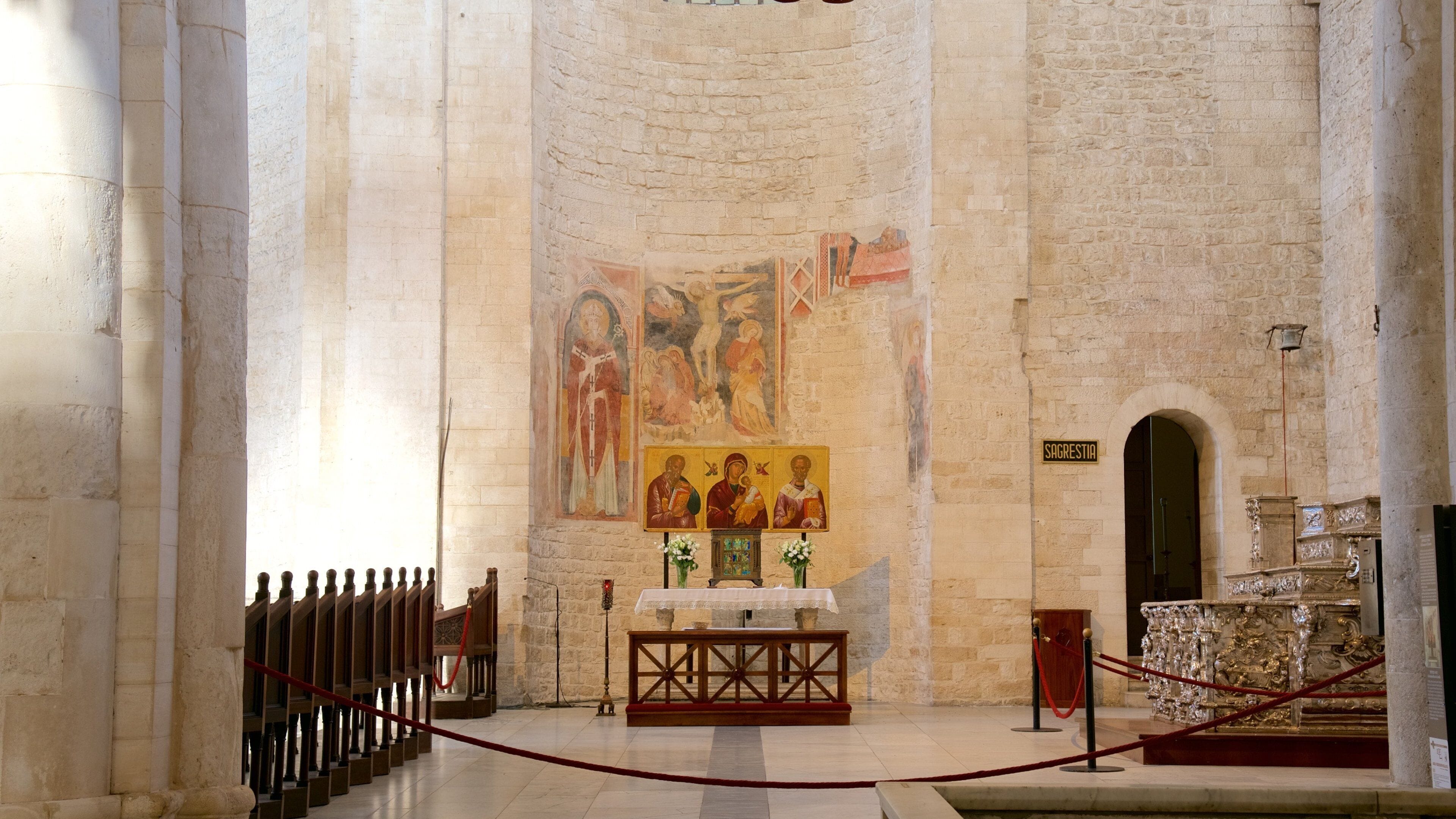 산 니콜라 바실리카 을 보여주는 교회 또는 성당, 문화유산 건축 과 실내 전경