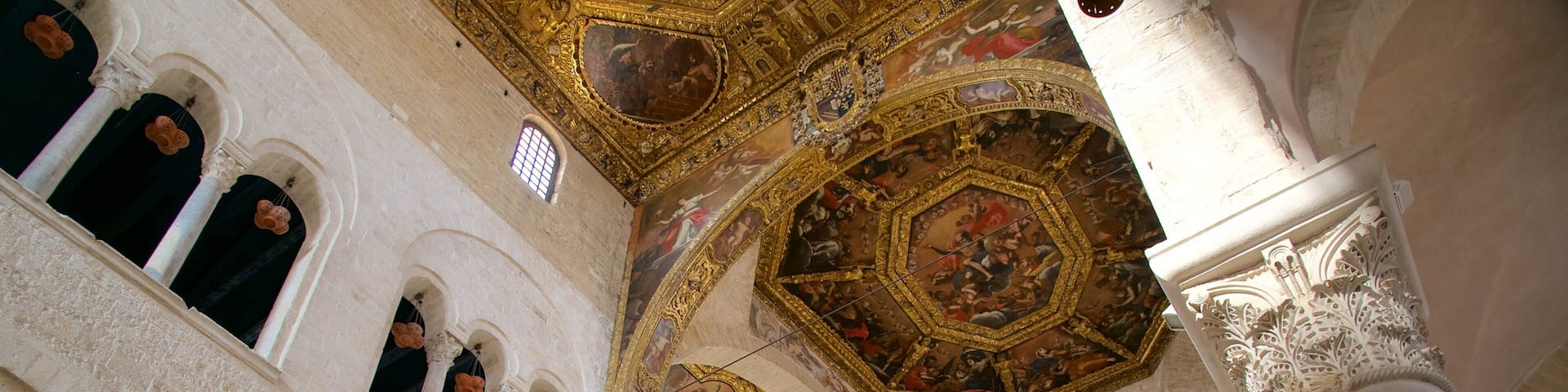 Basilika von San Nicola mit einem Kirche oder Kathedrale, Innenansichten und religiöse Elemente